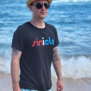 Model wearing Sinicle USA retro t-shirt